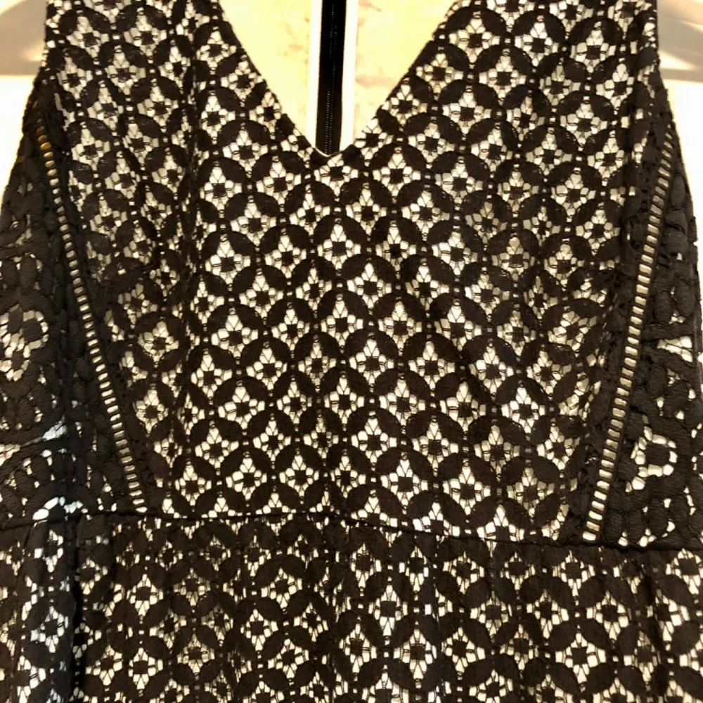 Ann Taylor Loft black lace overlay sleeveless dress size 4 - Picture 4 of 4